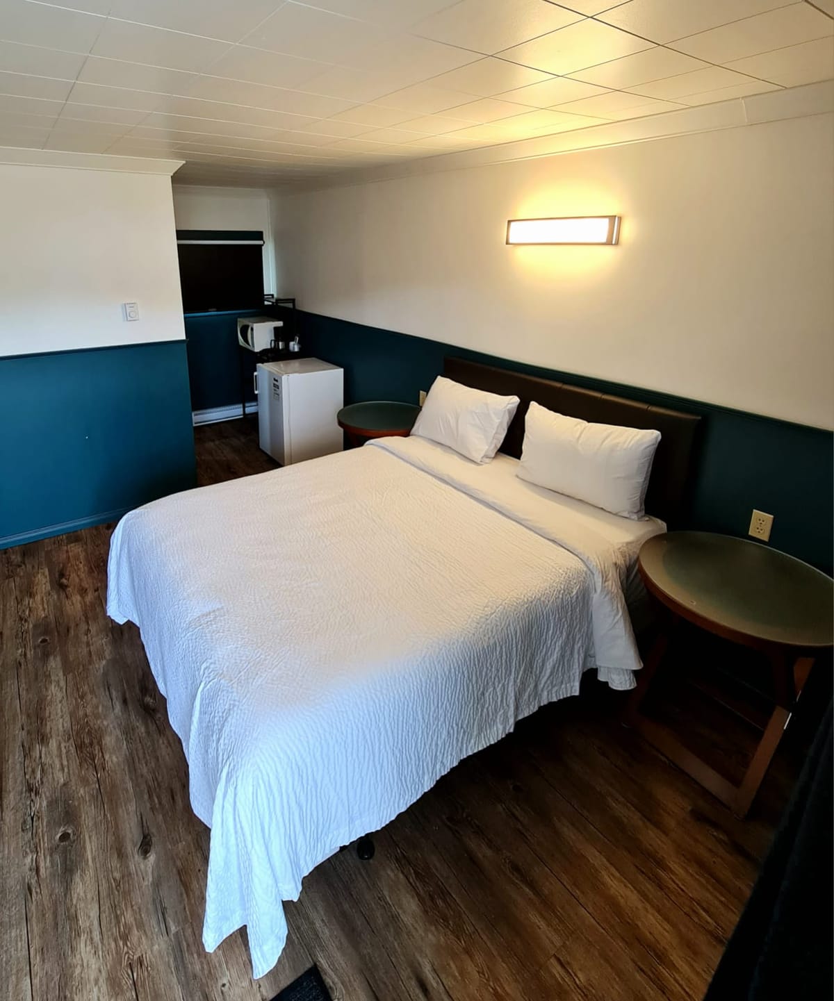Standard Queen room with a comfortable queen bed at Norwest